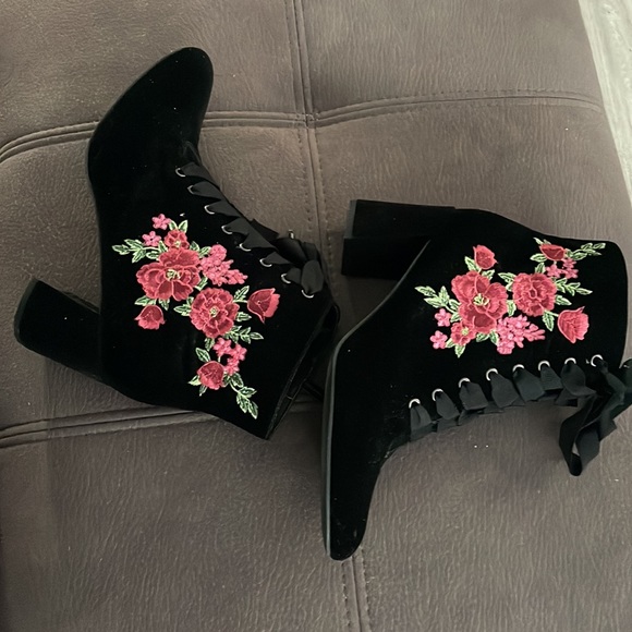ISAAC MIZRAHI NWOT Black with Flower Design Velour Style Heeled Booties Size 9 - Picture 6 of 12
